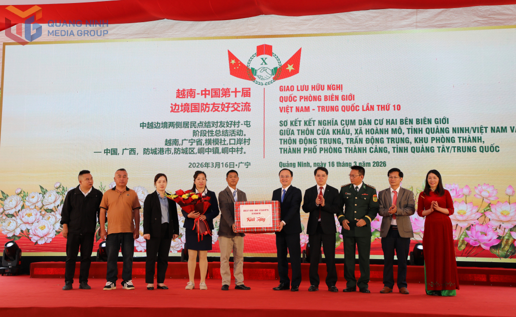 Lãnh đạo xã Hoành Mô, tỉnh Quảng Ninh, Việt Nam, tặng quà cho lãnh đạo và người dân thôn Động Trung, trấn Động Trung, khu Phòng Thành, thành phố Phòng Thành Cảng, Quảng Tây, Trung Quốc Lãnh đạo xã Hoành Mô, tỉnh Quảng Ninh, Việt Nam, tặng quà cho lãnh đạo và người dân thôn Động Trung, trấn Động Trung, khu Phòng Thành, thành phố Phòng Thành Cảng, Quảng Tây, Trung Quốc