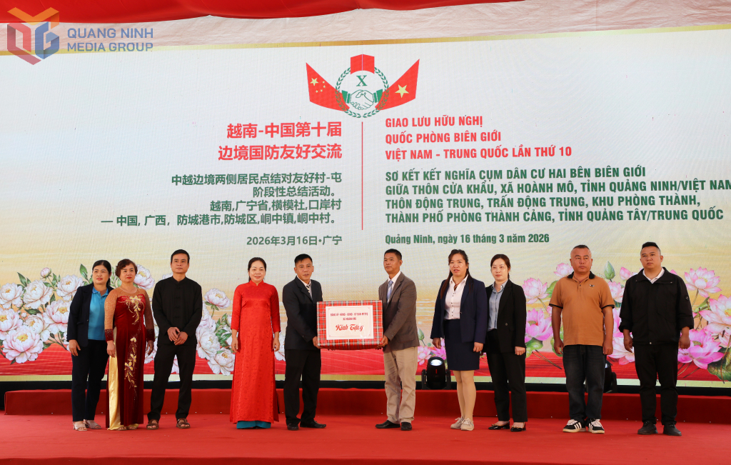 Chính quyền hai thôn Cửa Khẩu và thôn Động Trung trao quà lưu niệm, góp phần thắt chặt tình đoàn kết, hữu nghị giữa nhân dân hai bên biên giới Chính quyền hai thôn Cửa Khẩu và thôn Động Trung trao quà lưu niệm, góp phần thắt chặt tình đoàn kết, hữu nghị giữa nhân dân hai bên biên giới