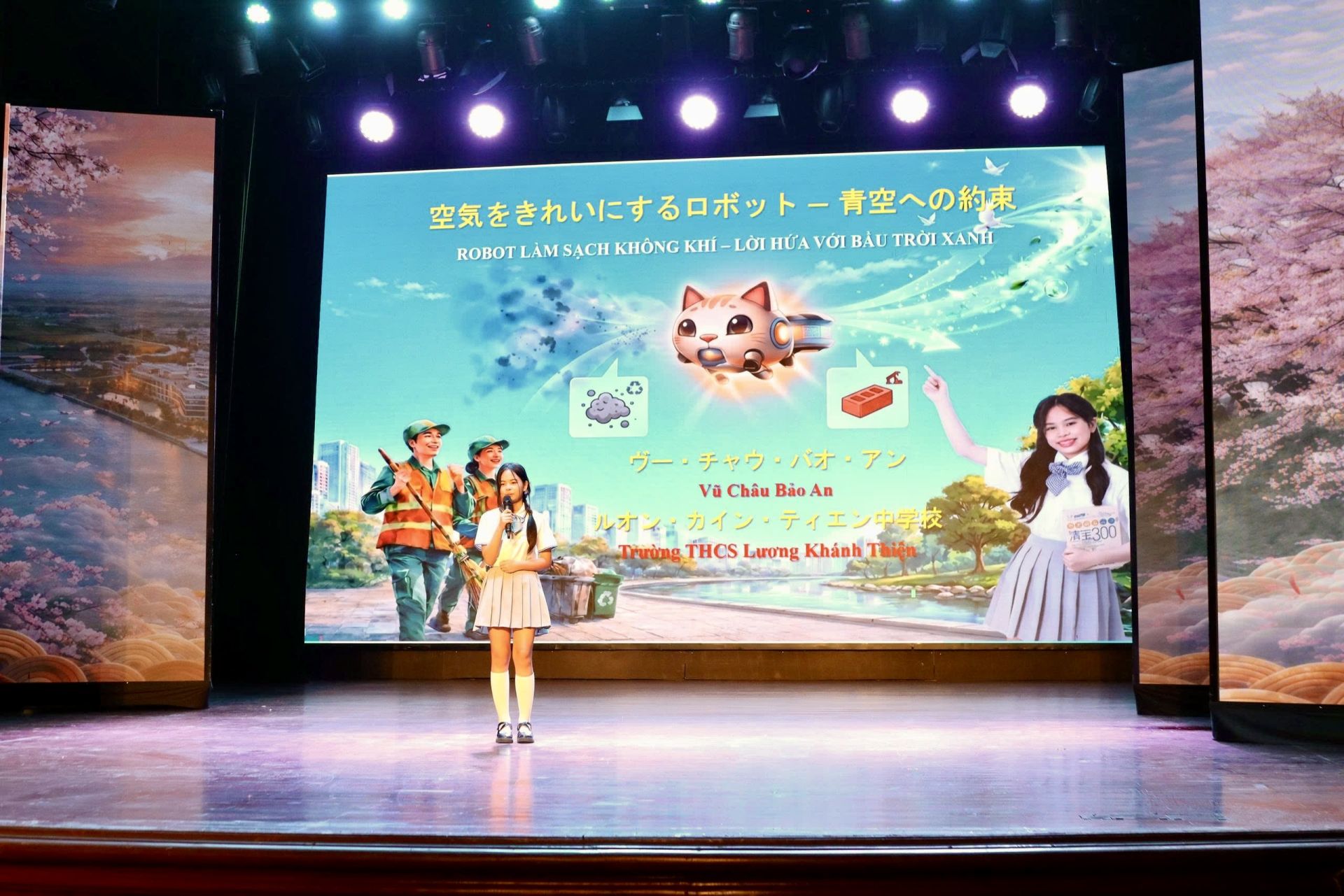 Th&iacute; sinh ở bảng Trung học cơ sở (Bảng B) tr&igrave;nh b&agrave;y phần thi.