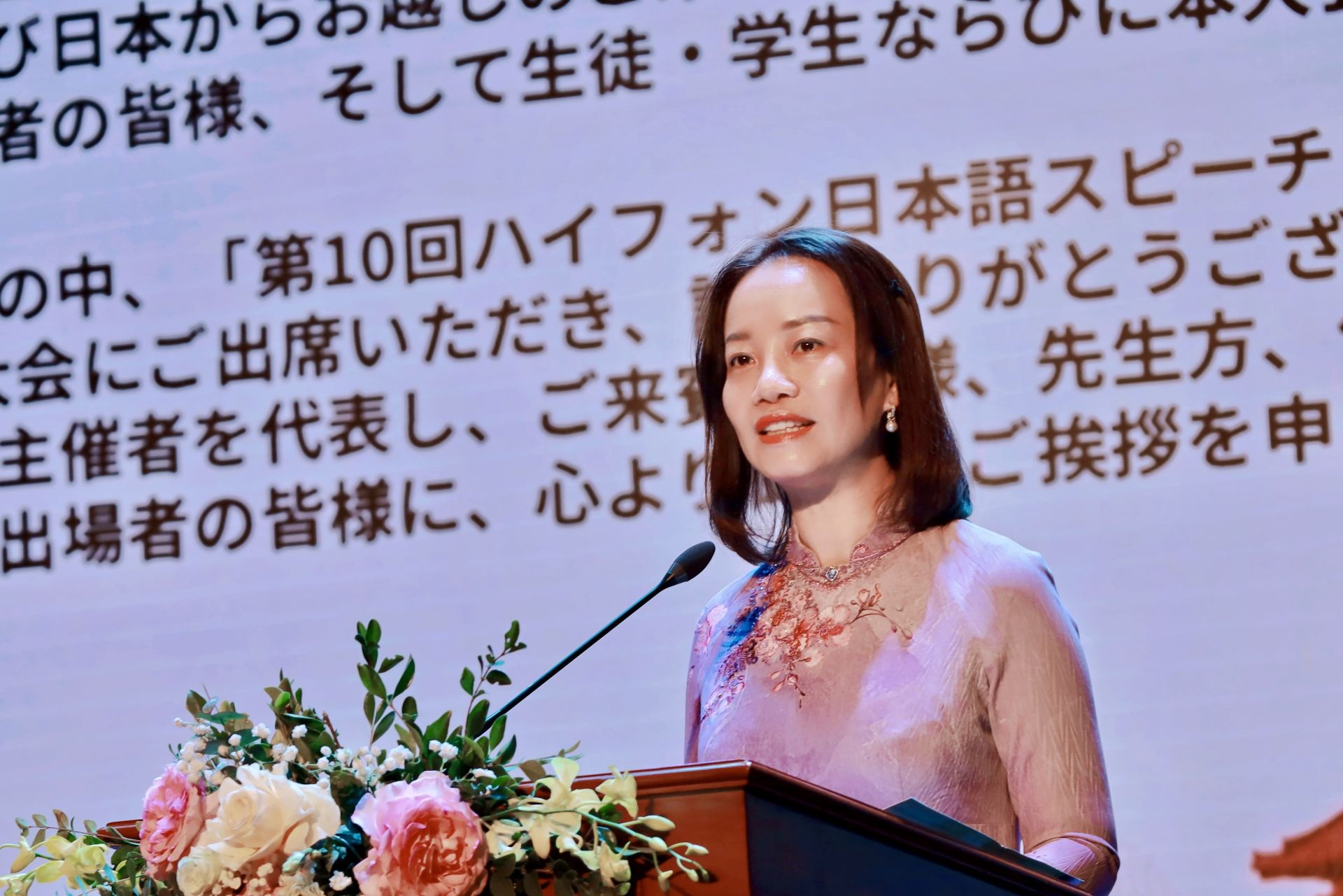 Gi&aacute;m đốc Sở Ngoại vụ Trần Thị Quỳnh Trang ph&aacute;t biểu khai mạc V&ograve;ng chung kết cuộc thi.