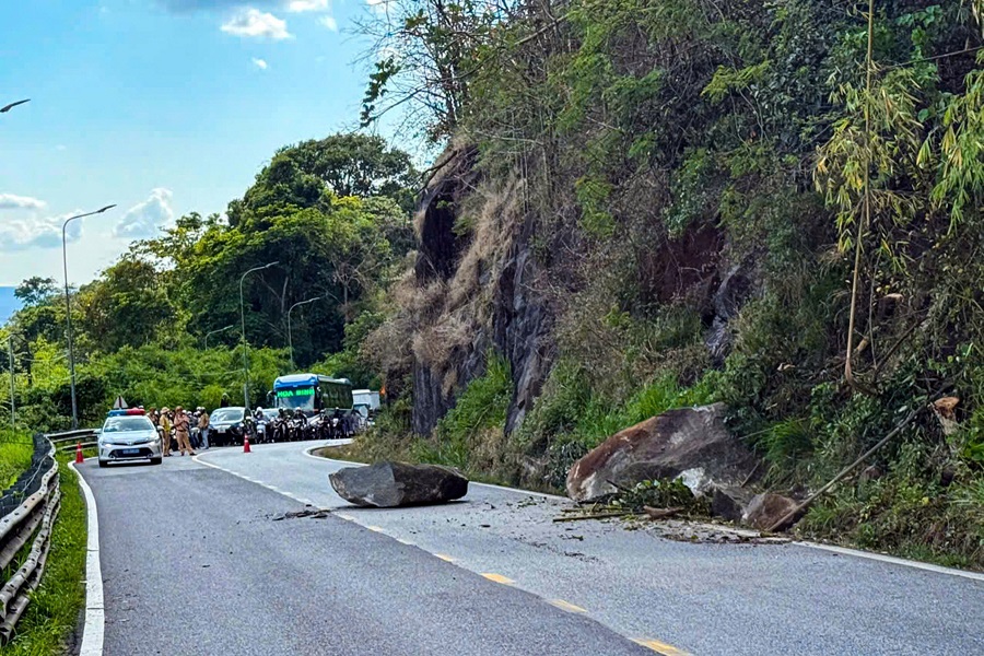 Lực lượng chức năng điều tiết giao thông để phá dỡ tảng đá khổng lồ trên đèo Bảo Lộc Lực lượng chức năng điều tiết giao thông để phá dỡ tảng đá khổng lồ trên đèo Bảo Lộc