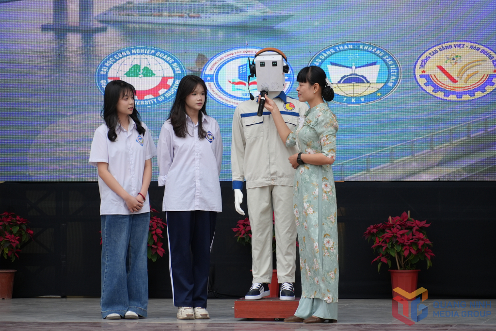 Học sinh trải nghiệm thực tế với robot AI – trợ lý ảo tư vấn tuyển sinh CIC của Trường Cao đẳng Công nghiệp và Xây dựng Học sinh trải nghiệm thực tế với robot AI – trợ lý ảo tư vấn tuyển sinh CIC của Trường Cao đẳng Công nghiệp và Xây dựng