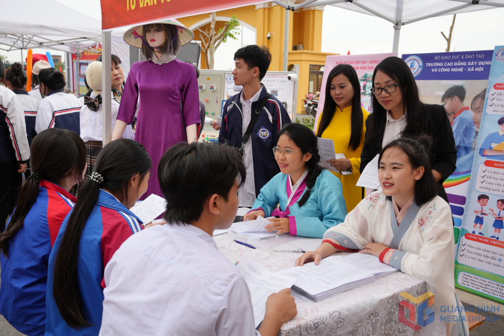 Các em học sinh được các cơ sở giáo dục, nghề nghiệp tư vấn, giới thiệu về việc làm, học nghề, nhu cầu tuyển dụng của nhà trường tại Ngày hội Các em học sinh được các cơ sở giáo dục, nghề nghiệp tư vấn, giới thiệu về việc làm, học nghề, nhu cầu tuyển dụng của nhà trường tại Ngày hội
