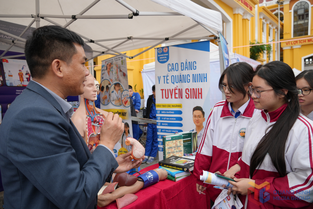 Đại diện Trường Cao đẳng Y tế Quảng Ninh giới thiệu về ngành nghề đào tạo, cơ hội học tập, học bổng cũng như triển vọng việc làm sau khi tốt nghiệp cho các em học sinh Đại diện Trường Cao đẳng Y tế Quảng Ninh giới thiệu về ngành nghề đào tạo, cơ hội học tập, học bổng cũng như triển vọng việc làm sau khi tốt nghiệp cho các em học sinh