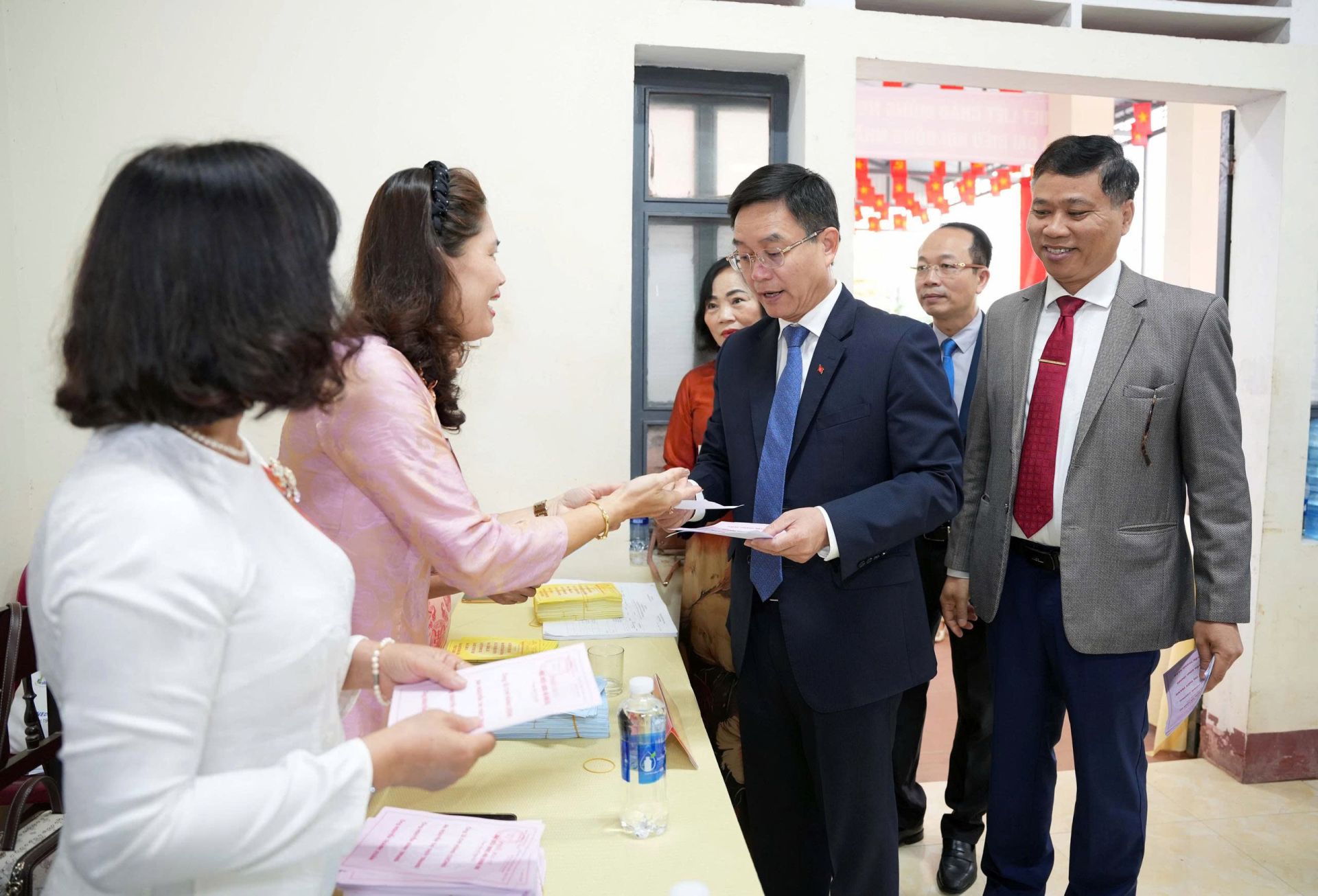 B&iacute; thư Th&agrave;nh ủy Huế tham gia bỏ phiếu