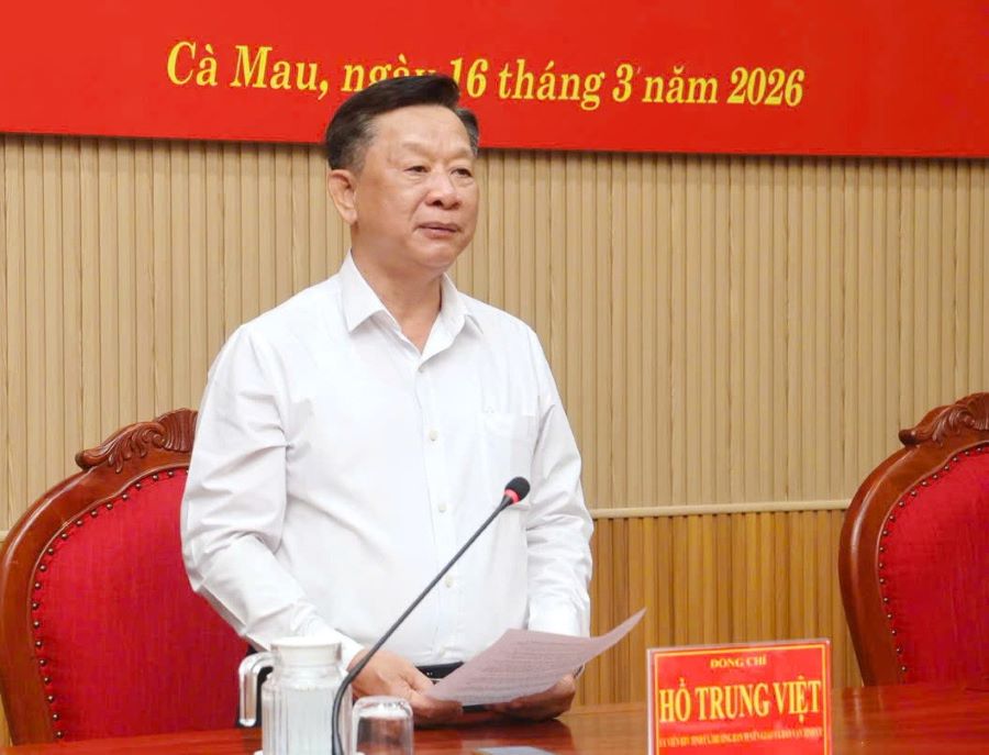 Ông Hồ Trung Việt - Ủy viên BTV Tỉnh ủy, Trưởng Ban Tuyên giáo và Dân vận Tỉnh ủy, thành viên Ban Chỉ đạo bầu cử tỉnh Cà Mau, phát biểu tại buổi họp báo. Ông Hồ Trung Việt - Ủy viên BTV Tỉnh ủy, Trưởng Ban Tuyên giáo và Dân vận Tỉnh ủy, thành viên Ban Chỉ đạo bầu cử tỉnh Cà Mau, phát biểu tại buổi họp báo.