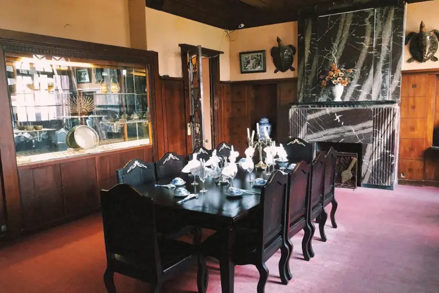 Phòng yến tiệc sang trọng và thanh lịch Phòng yến tiệc sang trọng và thanh lịch