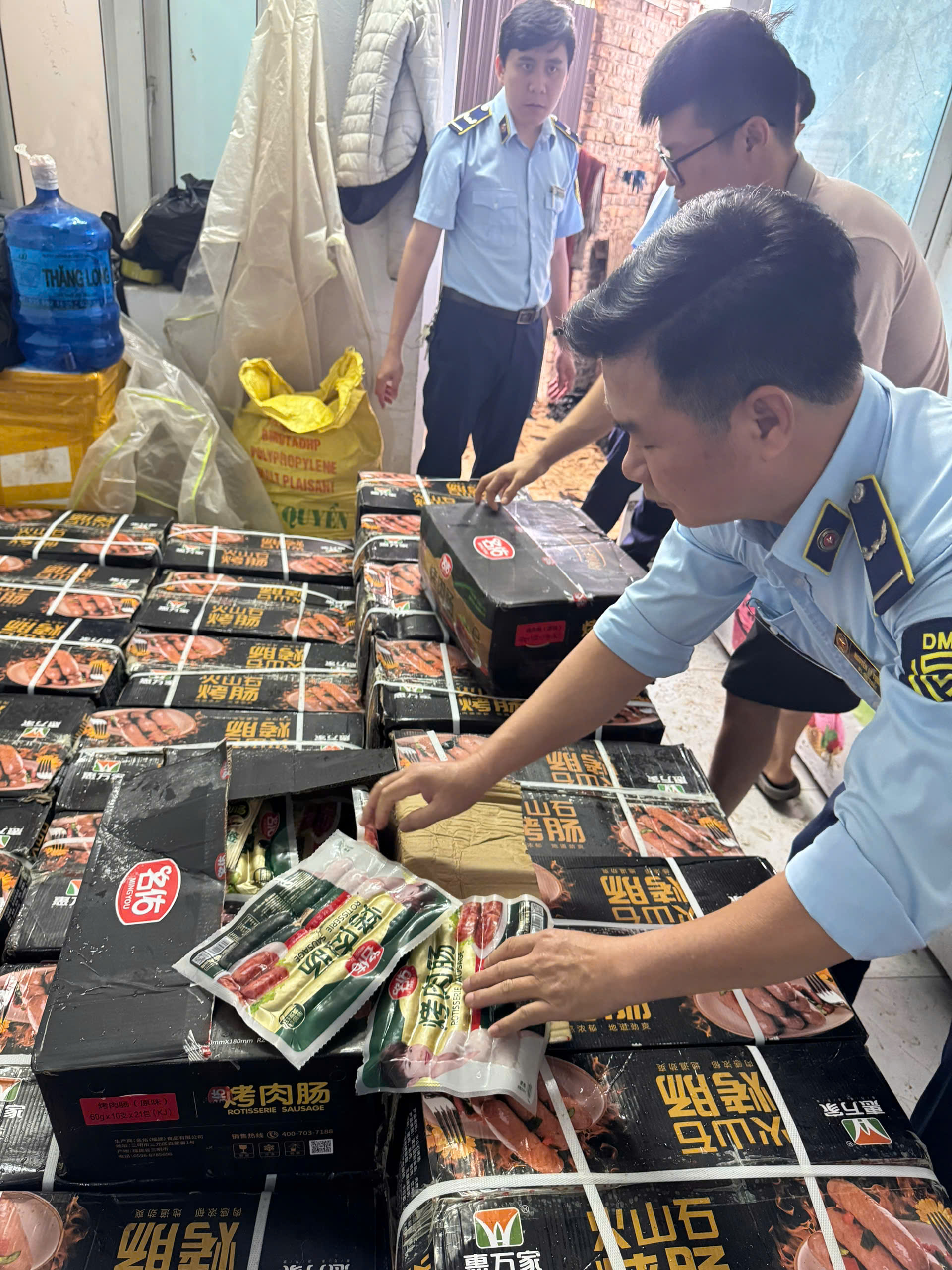 Quản lý thị trường Hà Nội tạm giữ gần 1 tấn thực phẩm nhập lậu