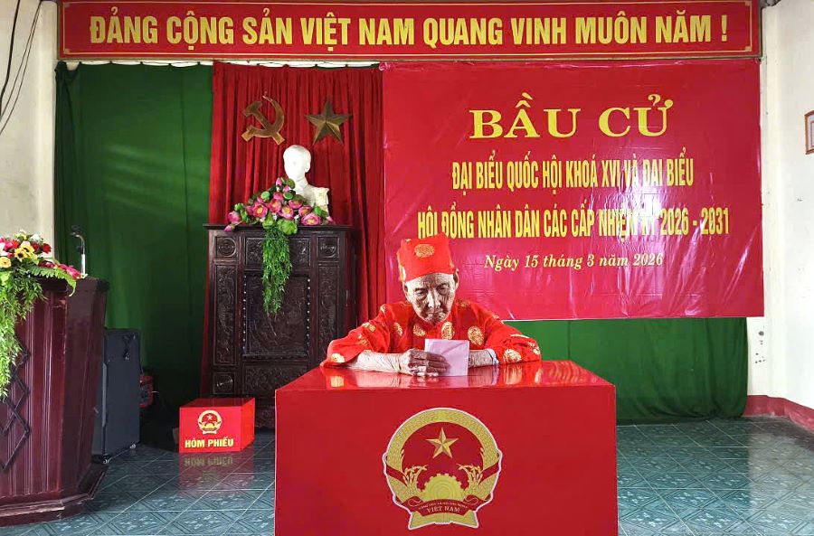 Cử tri Dương Thị Sáo, 109 tuổi ở thôn An Nhơn, xã Mỹ Thủy, tỉnh Quảng Trị tham gia bỏ phiếu Cử tri Dương Thị Sáo, 109 tuổi ở thôn An Nhơn, xã Mỹ Thủy, tỉnh Quảng Trị tham gia bỏ phiếu