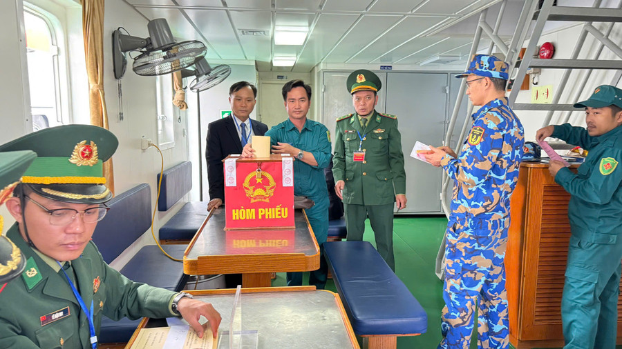 Các lực lượng làm nhiệm vụ trên biển được Tổ bầu cử hỗ trợ bỏ phiếu ngay trên thuyền Các lực lượng làm nhiệm vụ trên biển được Tổ bầu cử hỗ trợ bỏ phiếu ngay trên thuyền