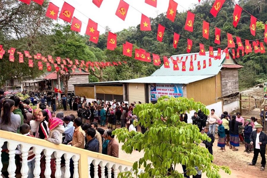 Đồng bào dân tộc Ma Coong ở xã Thượng Trạch tham gia bầu cử trong không khí vui tươi, phấn khởi Đồng bào dân tộc Ma Coong ở xã Thượng Trạch tham gia bầu cử trong không khí vui tươi, phấn khởi