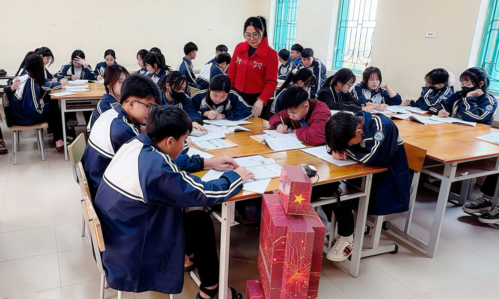 Cô giáo Nguyễn Thị Tuyển, Trường Trung học phổ thông Phượng Sơn thường xuyên sử dụng robot trợ giảng. Cô giáo Nguyễn Thị Tuyển, Trường Trung học phổ thông Phượng Sơn thường xuyên sử dụng robot trợ giảng.