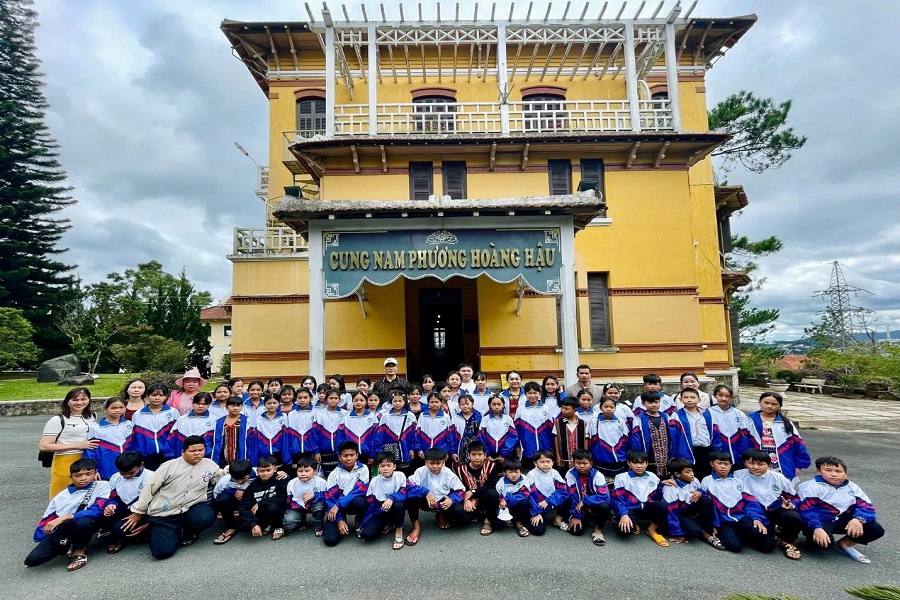 Thầy cô và học sinh tham quan, tìm hiểu tại Cung Nam Phương Hoàng hậu Thầy cô và học sinh tham quan, tìm hiểu tại Cung Nam Phương Hoàng hậu