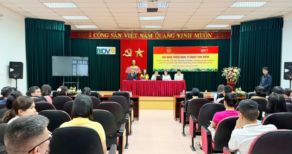 Đại diện Thuế Cơ sở 1 Quảng Ninh giải đáp vướng mắc của hộ kinh doanh Đại diện Thuế Cơ sở 1 Quảng Ninh giải đáp vướng mắc của hộ kinh doanh