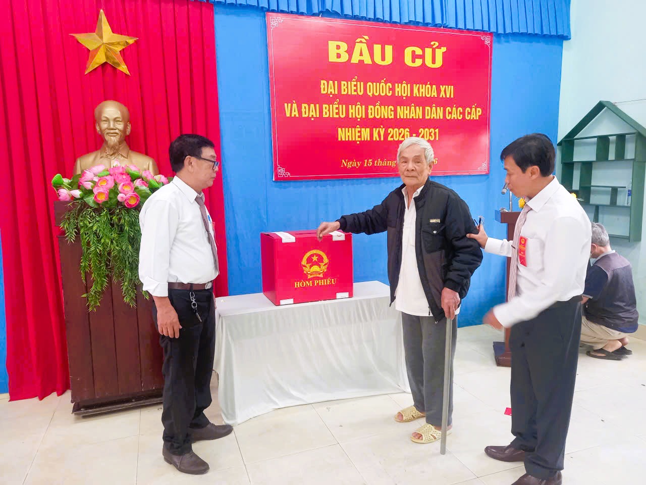 Cụ &ocirc;ng tr&ecirc;n 90 tuổi ở phường Vỹ Dạ trực tiếp đi bỏ phiếu đươcvj tổ bầu cử gi&uacute;p đỡ