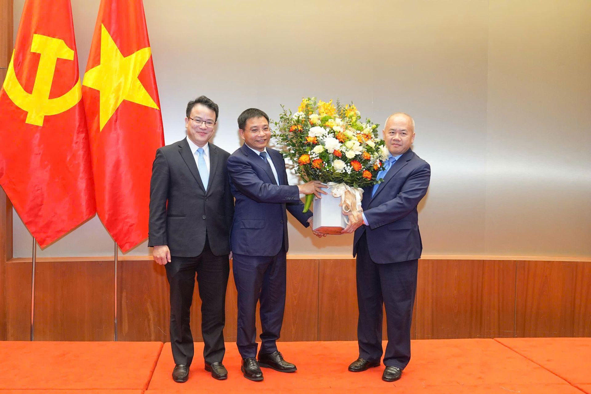 Lãnh đạo Bộ Tài chính tặng hoa chúc mừng đồng chí Đỗ Thành Trung. Lãnh đạo Bộ Tài chính tặng hoa chúc mừng đồng chí Đỗ Thành Trung.