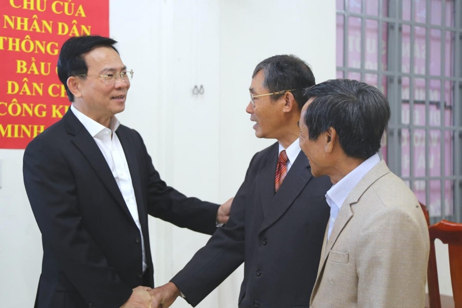 Ủy viên Ban Chấp hành Trung ương Đảng, Phó Bí thư Tỉnh ủy, Chủ tịch UBND tỉnh Lâm Đồng Hồ Văn Mười trao đổi với cử tri tại khu vực bỏ phiếu số 19, thôn Nghĩa Ủy viên Ban Chấp hành Trung ương Đảng, Phó Bí thư Tỉnh ủy, Chủ tịch UBND tỉnh Lâm Đồng Hồ Văn Mười trao đổi với cử tri tại khu vực bỏ phiếu số 19, thôn Nghĩa