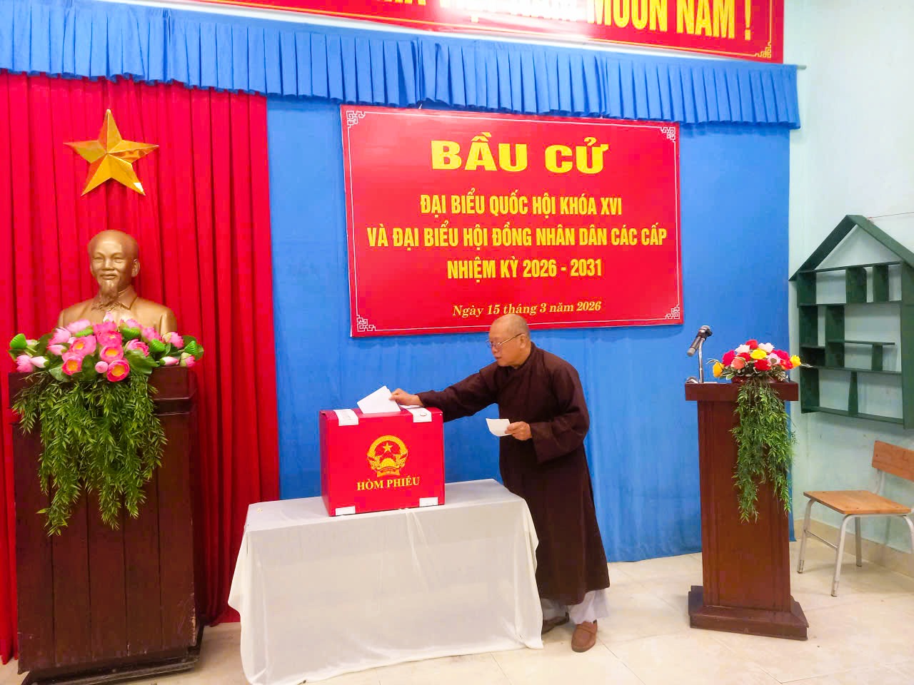 H&ograve;a thượng trụ tr&igrave; Ch&ugrave;a Ph&aacute;p Hải tham gia bầu cử tại điểm bầu cử số 9 phường Vỹ Dạ