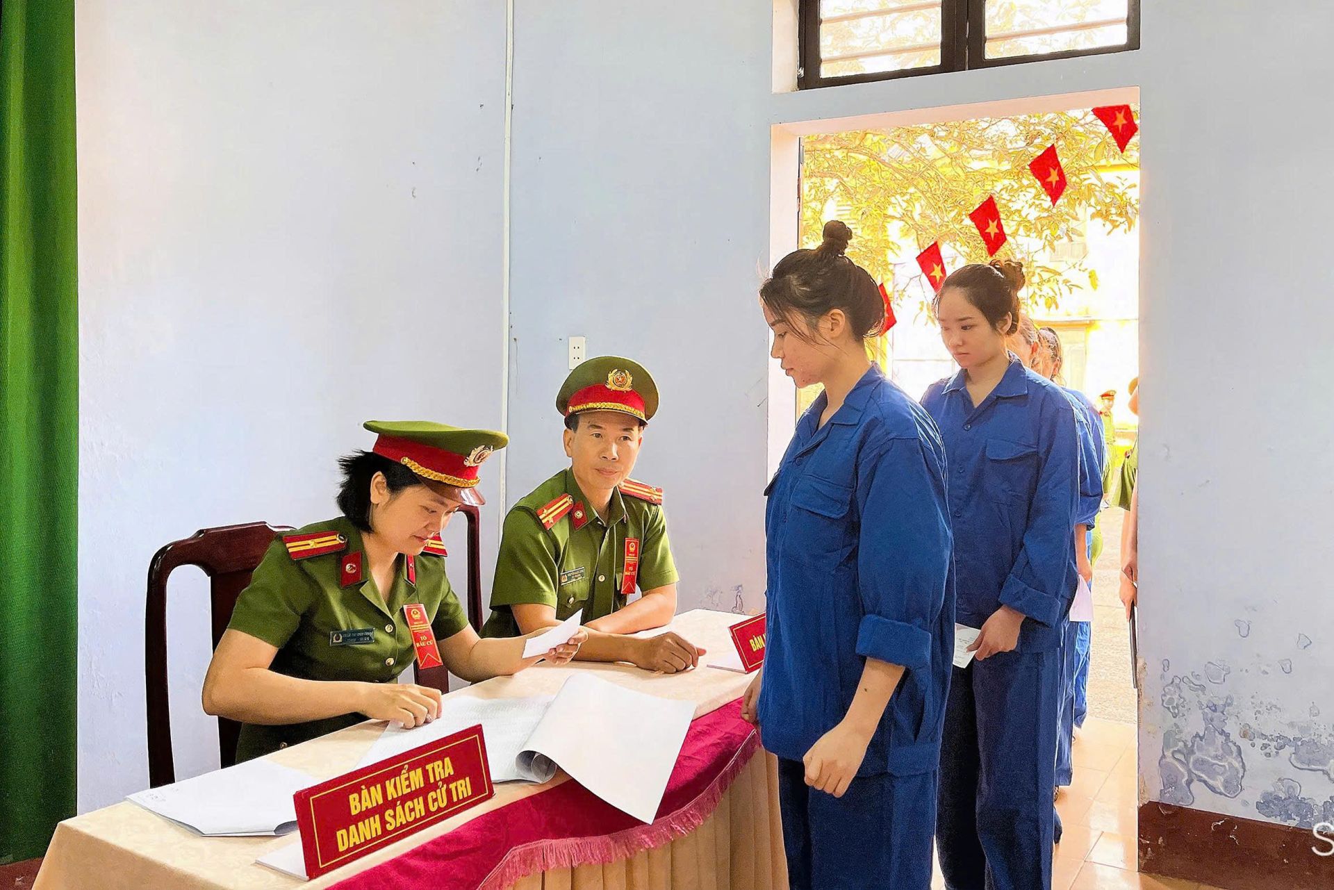 Cử tri Trại tạm giữ, tạm giam TP Huế tham gia bỏ phiếu