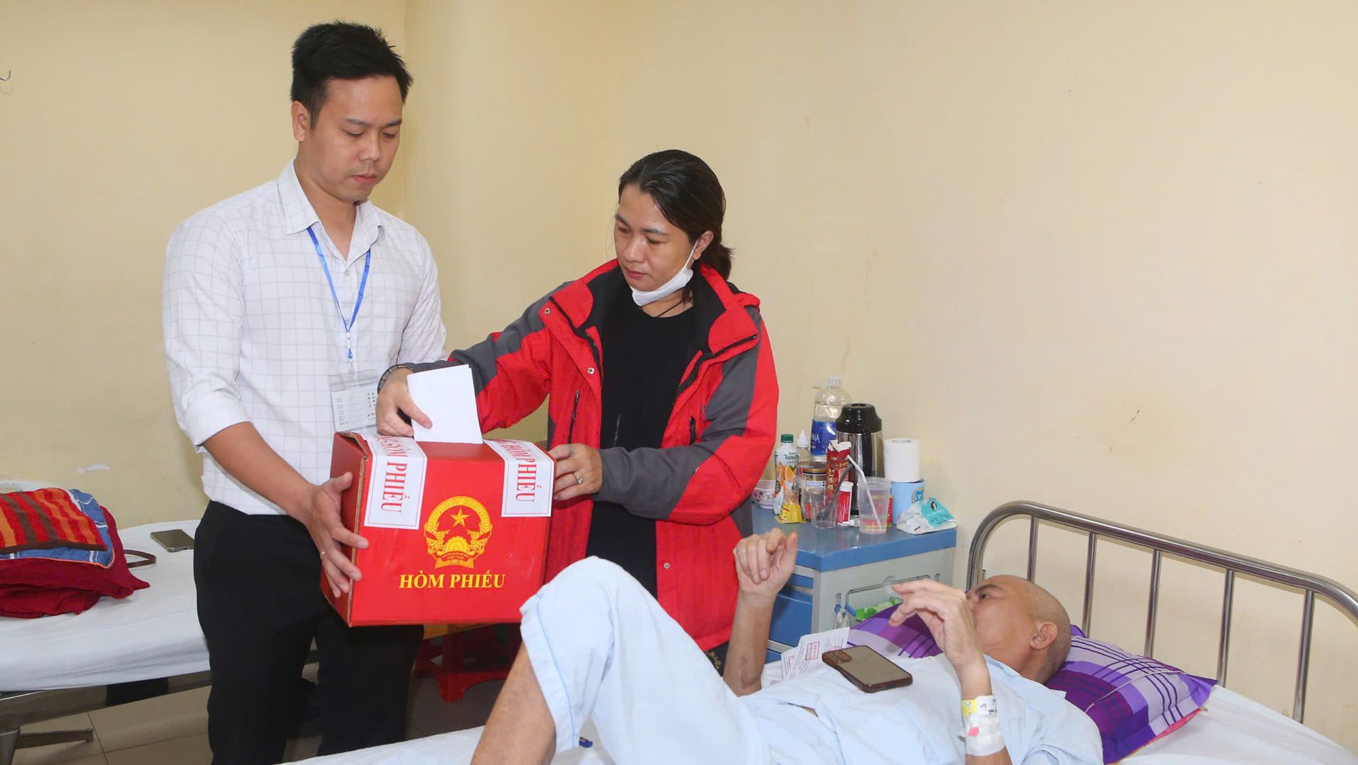 Điểm bỏ phiếu tại BVTW Huế mang th&ugrave;ng phiếu phụ đến tận giường bệnh