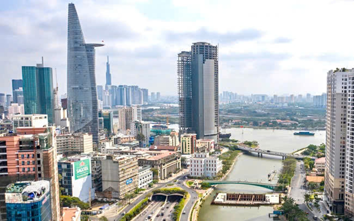 Theo TS. Trần Du Lịch, nếu TP.HCM duy trì tốc độ tăng trưởng khoảng 10% mỗi năm trong 20 năm tới, quy mô kinh tế thành phố có thể đạt khoảng 830 tỷ USD vào năm 2045. Khi đó, với quy mô dân số khoảng 17–18 triệu người, GDP bình quân đầu người của thành phố có thể đạt khoảng 50.000 USD. Theo TS. Trần Du Lịch, nếu TP.HCM duy trì tốc độ tăng trưởng khoảng 10% mỗi năm trong 20 năm tới, quy mô kinh tế thành phố có thể đạt khoảng 830 tỷ USD vào năm 2045. Khi đó, với quy mô dân số khoảng 17–18 triệu người, GDP bình quân đầu người của thành phố có thể đạt khoảng 50.000 USD.