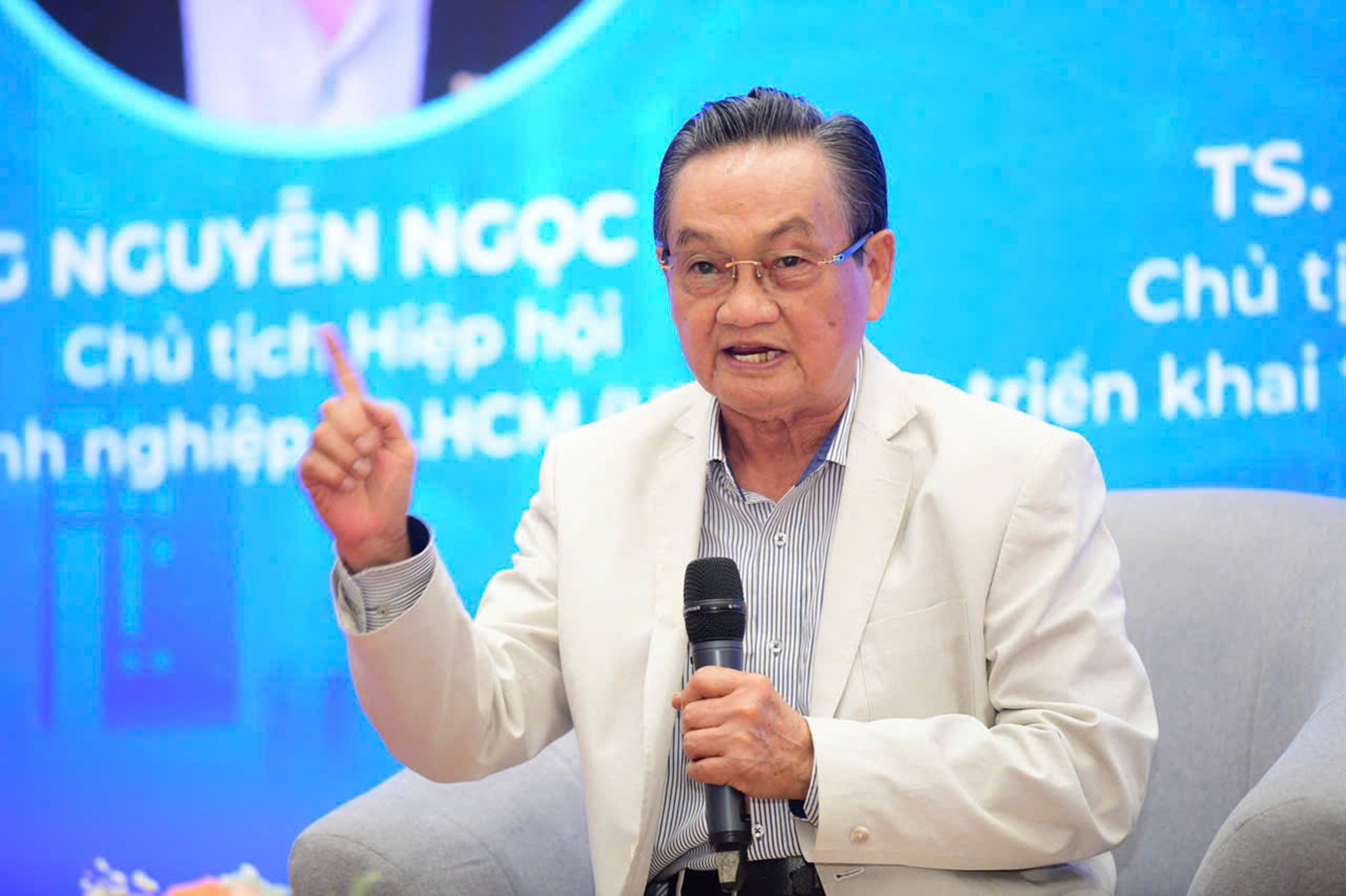 “Chỉ cần duy trì tăng trưởng bình quân khoảng 10% trong thời gian dài, quy mô kinh tế của TP.HCM sẽ tăng rất nhanh. Nếu năm 2025 đạt hơn 120 tỷ USD thì đến năm 2035 có thể đạt khoảng 310 tỷ USD, và đến năm 2045 có thể lên tới khoảng 830 tỷ USD”, TS Trần Du Lịch phân tích. “Chỉ cần duy trì tăng trưởng bình quân khoảng 10% trong thời gian dài, quy mô kinh tế của TP.HCM sẽ tăng rất nhanh. Nếu năm 2025 đạt hơn 120 tỷ USD thì đến năm 2035 có thể đạt khoảng 310 tỷ USD, và đến năm 2045 có thể lên tới khoảng 830 tỷ USD”, TS Trần Du Lịch phân tích.