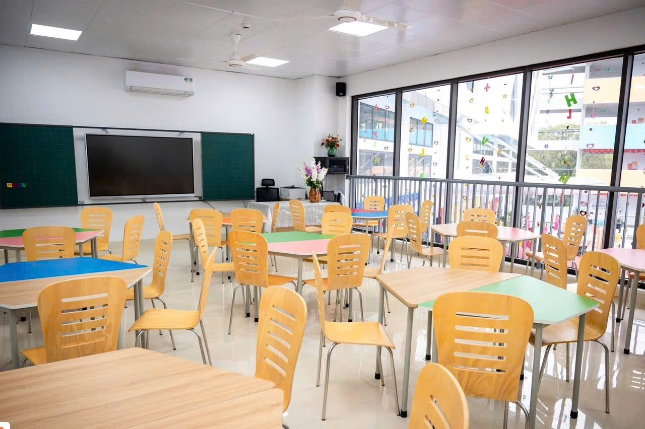 Phòng học tại Trường Tiểu học Hoàng Mai được trang bị đầy đủ thiết bị dạy học, bàn ghế hiện đại, đáp ứng yêu cầu đổi mới giáo dục. Phòng học tại Trường Tiểu học Hoàng Mai được trang bị đầy đủ thiết bị dạy học, bàn ghế hiện đại, đáp ứng yêu cầu đổi mới giáo dục.