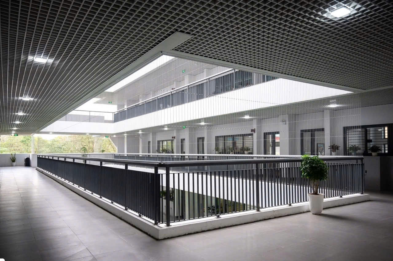 Không gian hành lang và khu sinh hoạt chung trong Trường Tiểu học Hoàng Mai được thiết kế thoáng, hiện đại, tạo môi trường học tập thuận lợi cho học sinh. Không gian hành lang và khu sinh hoạt chung trong Trường Tiểu học Hoàng Mai được thiết kế thoáng, hiện đại, tạo môi trường học tập thuận lợi cho học sinh.