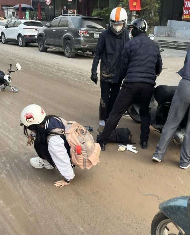 Hà Nội: Bùn đất phủ kín đường Tô Hiệu – Quang Trung, tiềm ẩn nguy cơ tai nạn giao thông nghiêm trọng