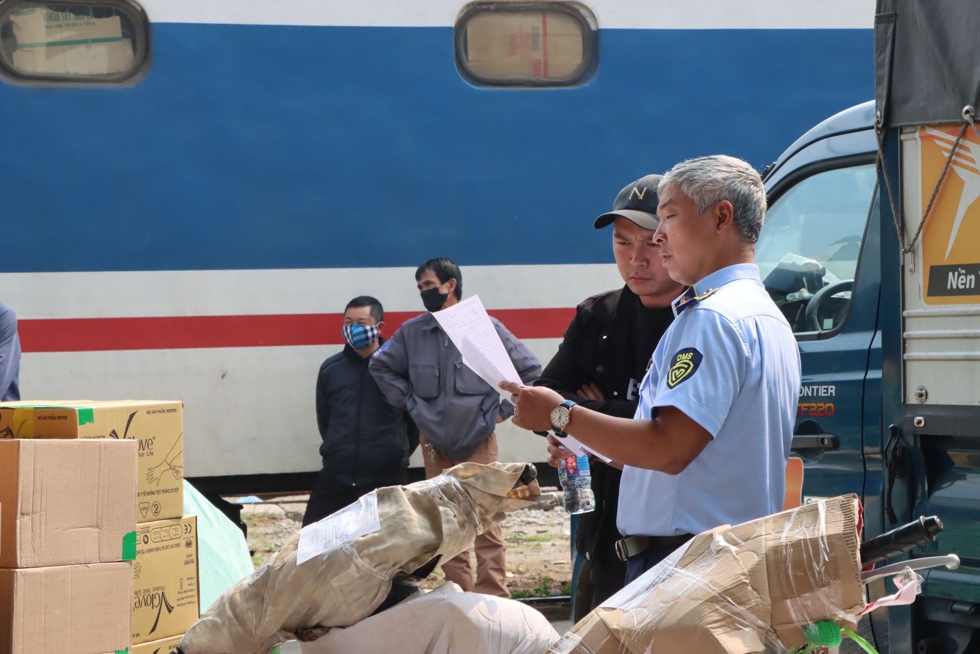 Quản lý thị trường phát đi thông báo lần hai tìm chủ sở hữu lô tang vật vi phạm tại ga Hà Nội