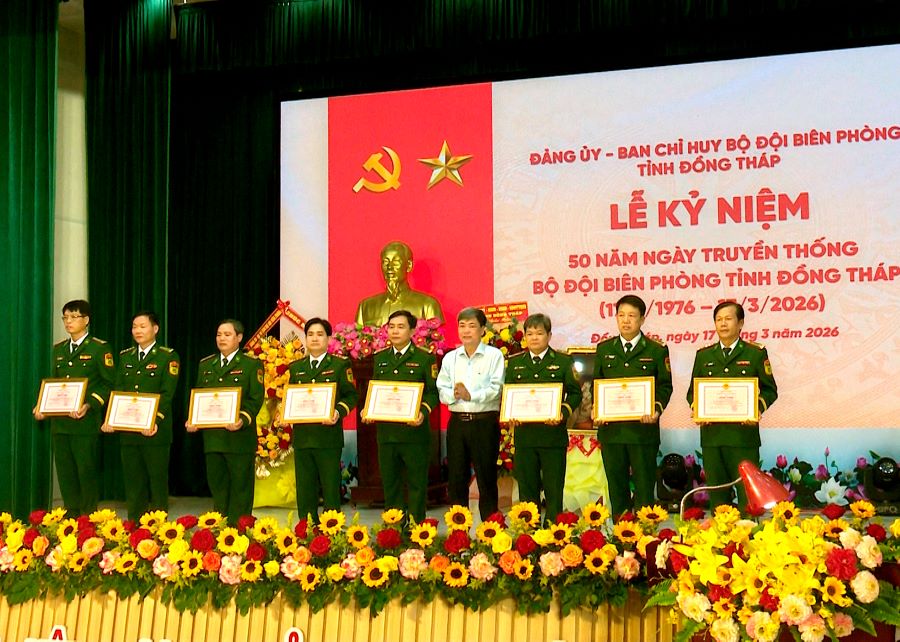 &Ocirc;ng Phạm Văn Chuẩn: Uỷ vi&ecirc;n Ban Thường vụ Tỉnh uỷ, Ph&oacute; Chủ tịch Hội đồng nh&acirc;n d&acirc;n tỉnh tặng Bằng khen UDND tỉnh cho tập thể c&aacute; nh&acirc;n đ&atilde; c&oacute; thiều th&agrave;nh t&iacute;ch d&oacute;ng g&oacute;p trong x&acirc;y dựng, ph&aacute;t triển tỉnh Đồng Th&aacute;p.