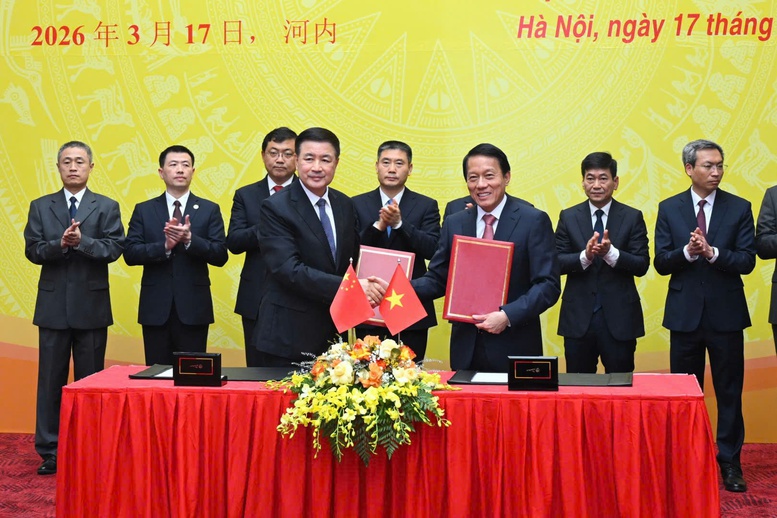 Bộ trưởng Lương Tam Quang v&agrave; Bộ trưởng Vương Tiểu Hồng k&yacute; kết c&aacute;c văn kiện hợp t&aacute;c - Ảnh: BCA