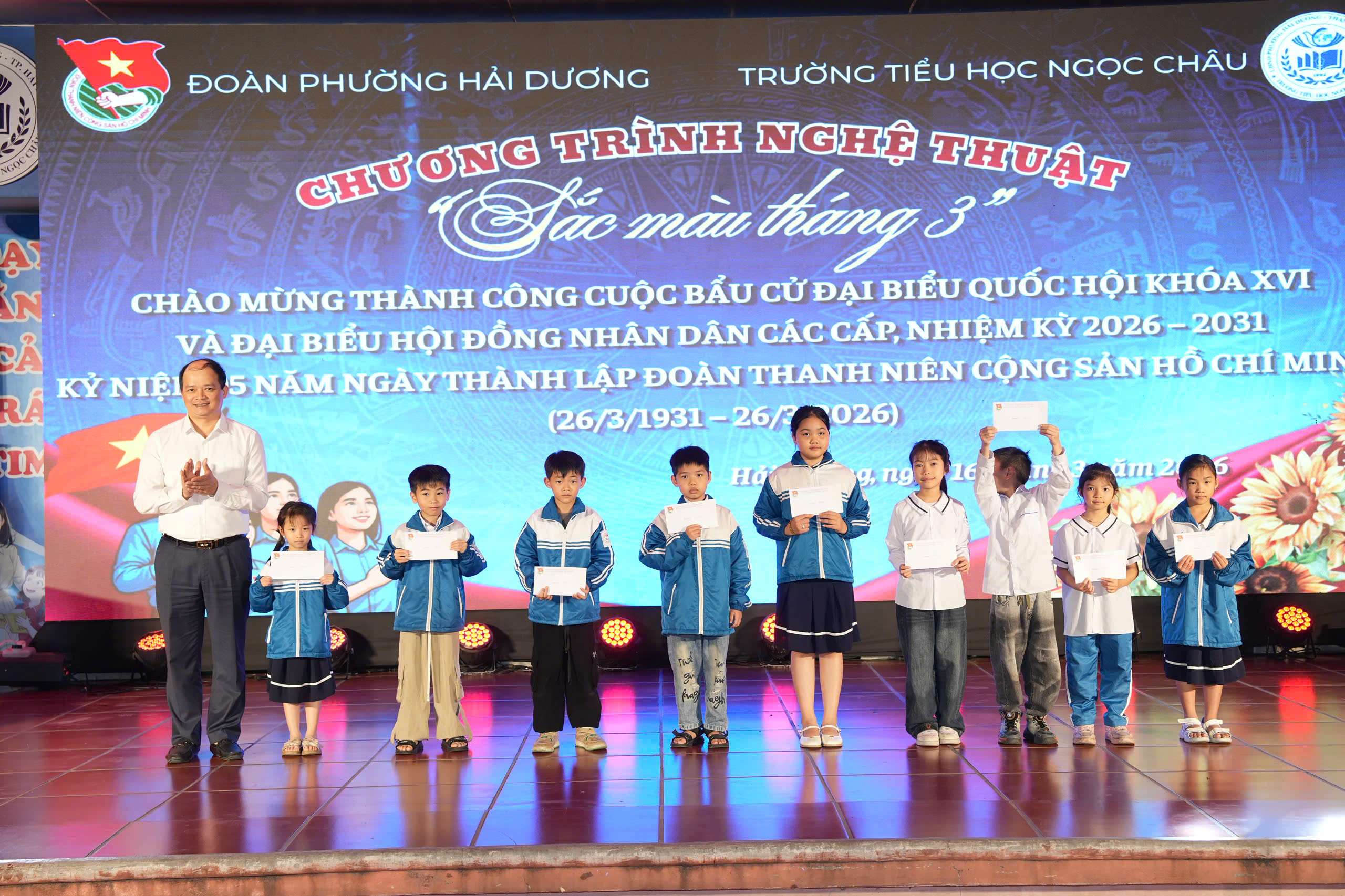 B&iacute; thư Đảng ủy phường Hải Dương Phạm C&ocirc;ng Qu&acirc;n trao học bổng cho học sinh c&oacute; ho&agrave;n cảnh kh&oacute; khăn.