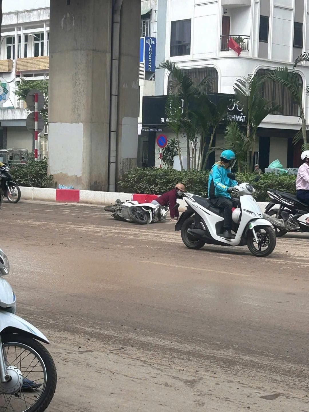 Người điều khiển xe máy mất lái, ngã xuống đường tại khu vực dưới cầu vượt do mặt đường phủ bùn kéo dài. Người điều khiển xe máy mất lái, ngã xuống đường tại khu vực dưới cầu vượt do mặt đường phủ bùn kéo dài.