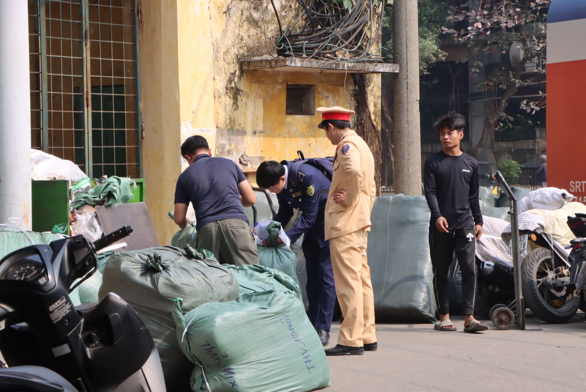 Lực lượng chức năng kiểm đếm số h&agrave;ng h&oacute;a 