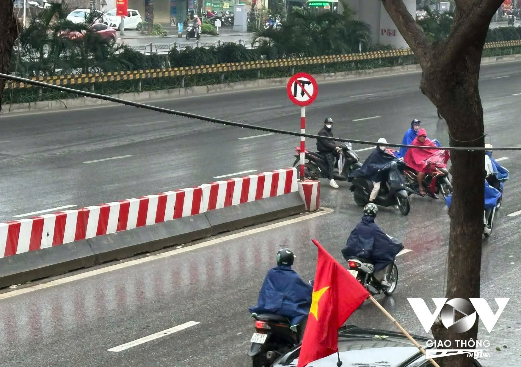 Hà Nội: Vi phạm giao thông tại ngã ba Phạm Văn Đồng – Trần Cung, nguy cơ ùn tắc và tai nạn gia tăng