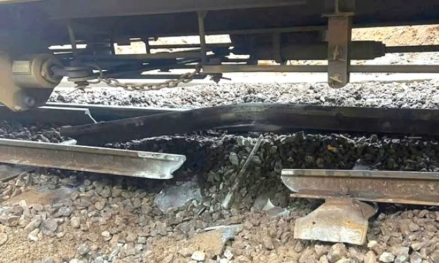 Thanh ray ph&iacute;a b&ecirc;n phải theo hướng t&agrave;u chạy bị cong vẹo v&agrave; đứt g&atilde;y, khiến đo&agrave;n t&agrave;u mắc kẹt giữa tuyến.