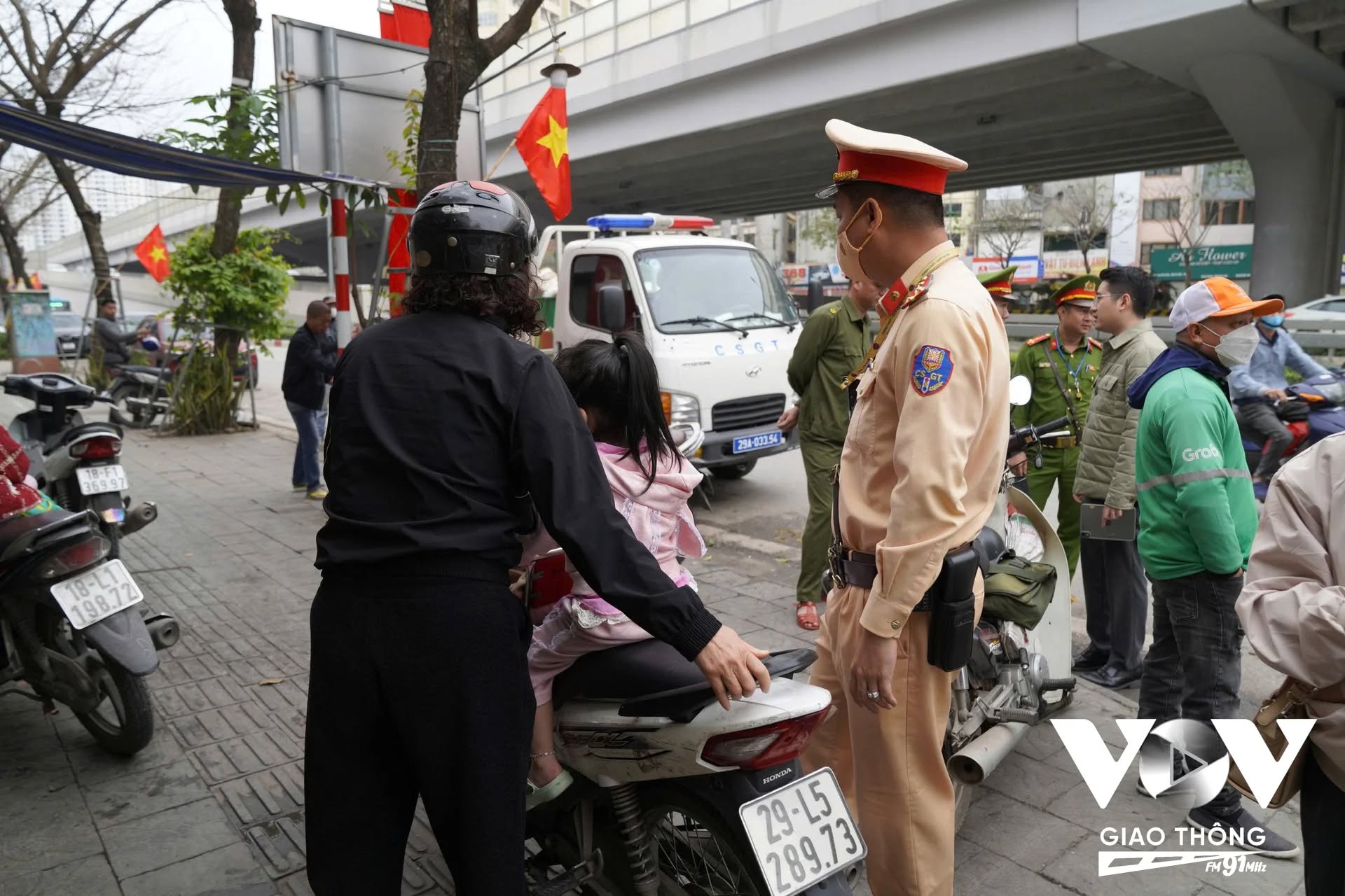 Lực lượng Cảnh sát giao thông kiểm tra, xử lý người vi phạm đi ngược chiều tại khu vực Phạm Văn Đồng – Trần Cung (Hà Nội). Lực lượng Cảnh sát giao thông kiểm tra, xử lý người vi phạm đi ngược chiều tại khu vực Phạm Văn Đồng – Trần Cung (Hà Nội).