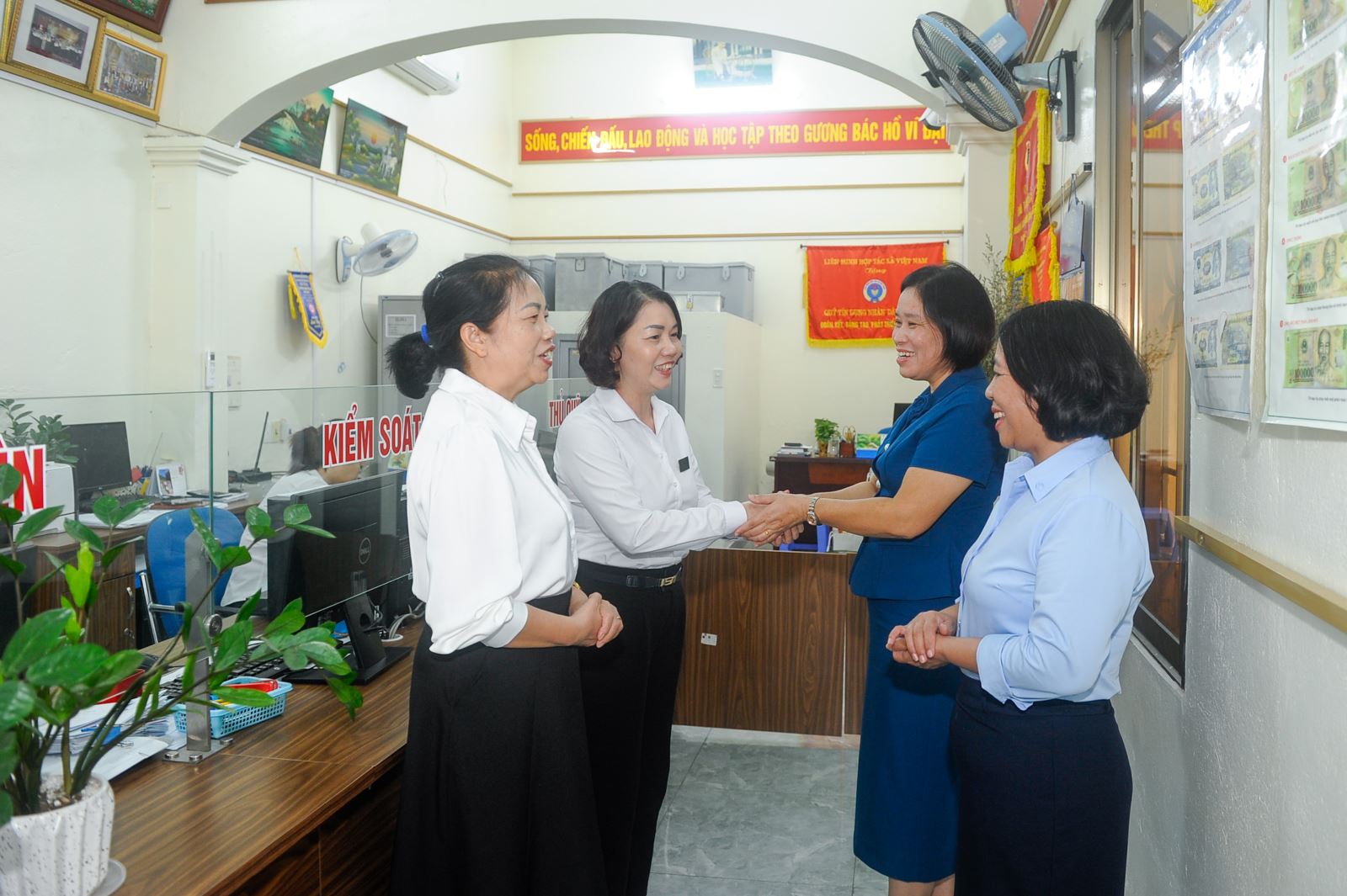 Co-opBank sẽ tiếp tục nỗ lực, ki&ecirc;n định với chiến lược lấy kh&aacute;ch h&agrave;ng v&agrave; c&aacute;c QTDND l&agrave;m trung t&acirc;m. Ảnh: L&atilde;nh đạo Co-opBank chi nh&aacute;nh Hải Ph&ograve;ng thăm v&agrave; l&agrave;m việc tại QTDND An Đồng, th&agrave;nh phố Hải Ph&ograve;ng