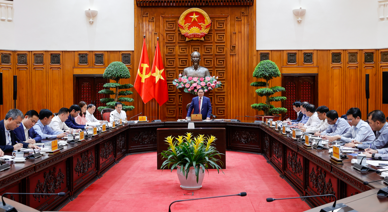 Thủ tướng Ch&iacute;nh phủ Phạm Minh Ch&iacute;nh l&agrave;m việc với Tổ c&ocirc;ng t&aacute;c về an ninh năng lượng - Ảnh: VGP/Nhật Bắc