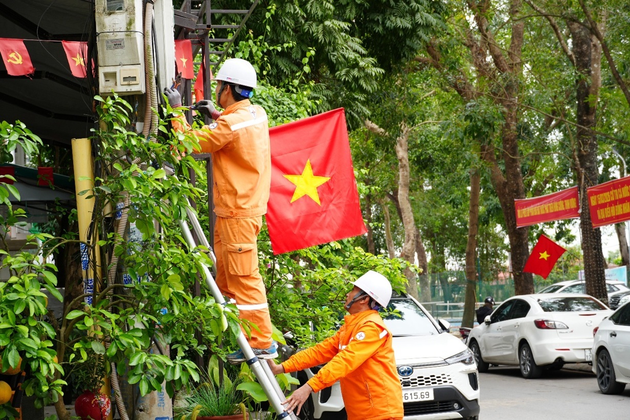 C&aacute;c đơn vị bố tr&iacute; lực lượng ứng trực đảm bảo cung cấp điện tại c&aacute;c điểm diễn ra bầu cử
