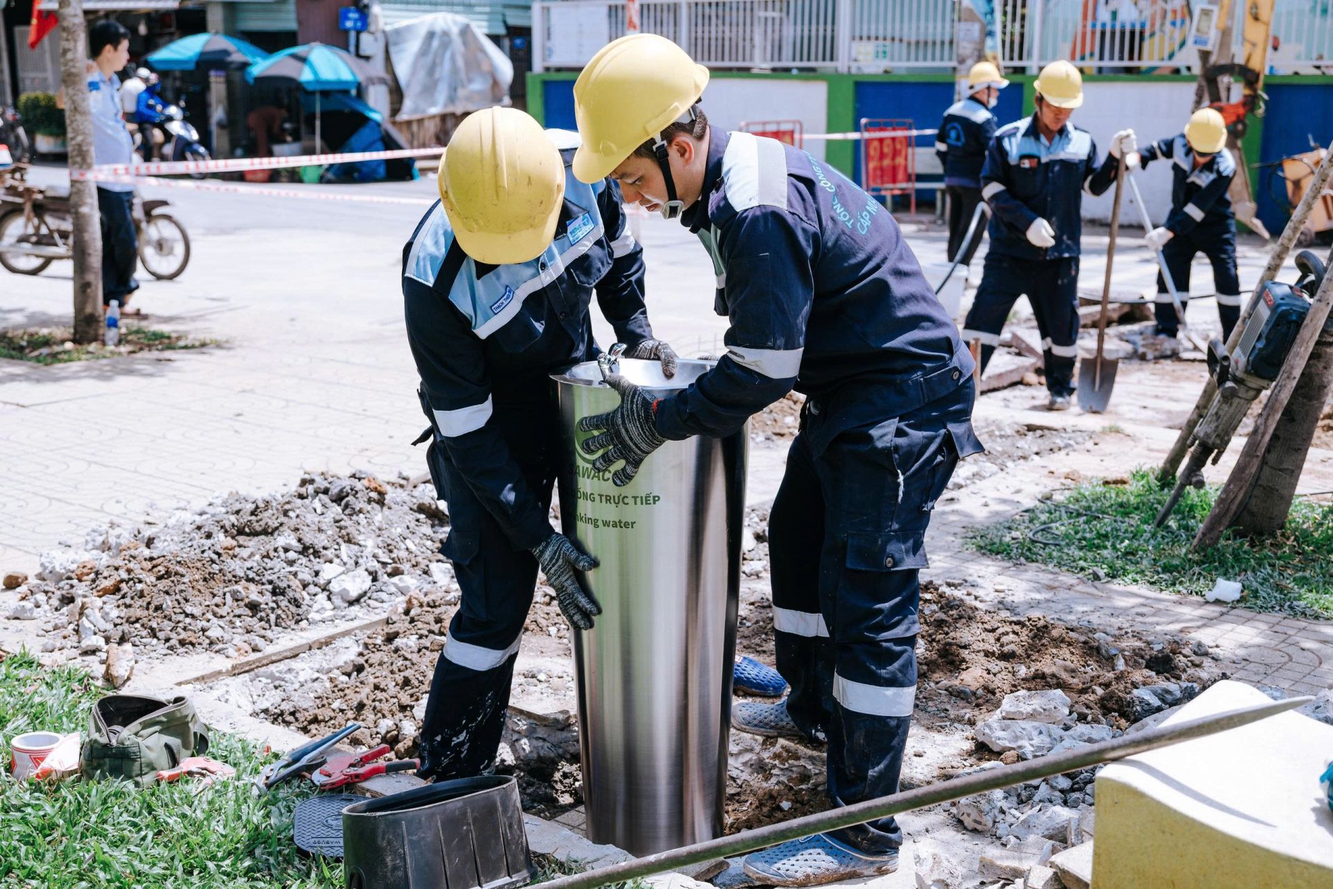 Khu vực thi c&ocirc;ng lắp đặt c&aacute;c trụ nước uống tại v&ograve;i miễn ph&iacute;