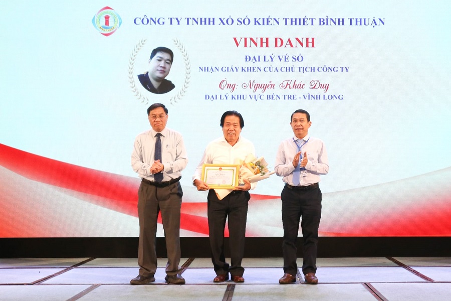 Đồng ch&iacute; V&otilde; Ngọc Hiệp trao giấy khen cho c&aacute;c đại l&yacute; c&oacute; th&agrave;nh t&iacute;ch trong hoạt động kinh doanh năm 2025