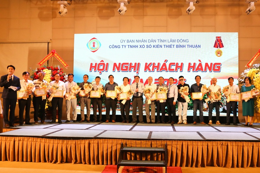 Đồng ch&iacute; V&otilde; Ngọc Hiệp trao giấy khen cho c&aacute;c đại l&yacute; c&oacute; th&agrave;nh t&iacute;ch trong hoạt động kinh doanh năm 2025