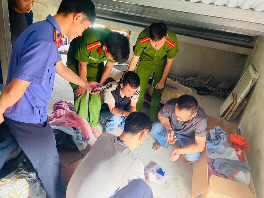 Lực lượng chức năng kh&aacute;m x&eacute;t khẩn cấp nơi ở của Phan Thanh T&ugrave;ng, thu giữ 176 vi&ecirc;n ma t&uacute;y