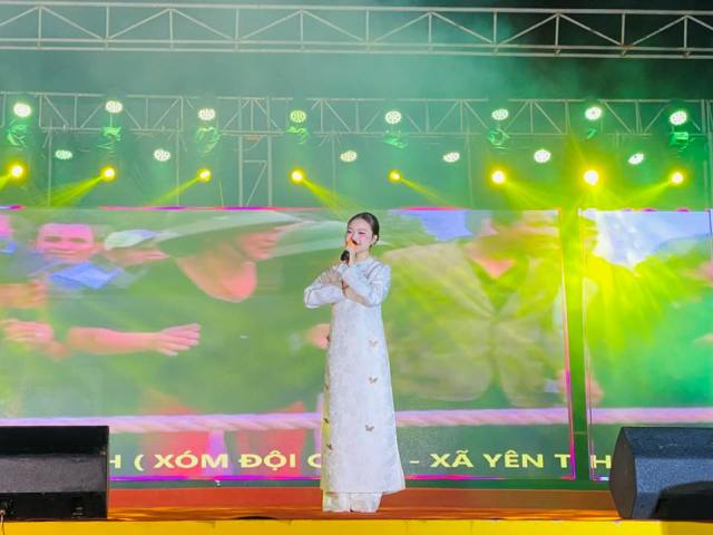 Ca sỹ H&agrave; Quỳnh Như thể hiện c&aacute;c tiết mục đặc sắc tại giao lưu văn nghệ.