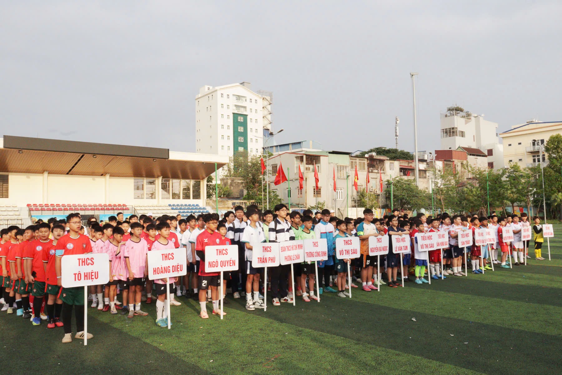 C&aacute;c đại biểu v&agrave; vận động vi&ecirc;n l&agrave;m Lễ ch&agrave;o cờ.