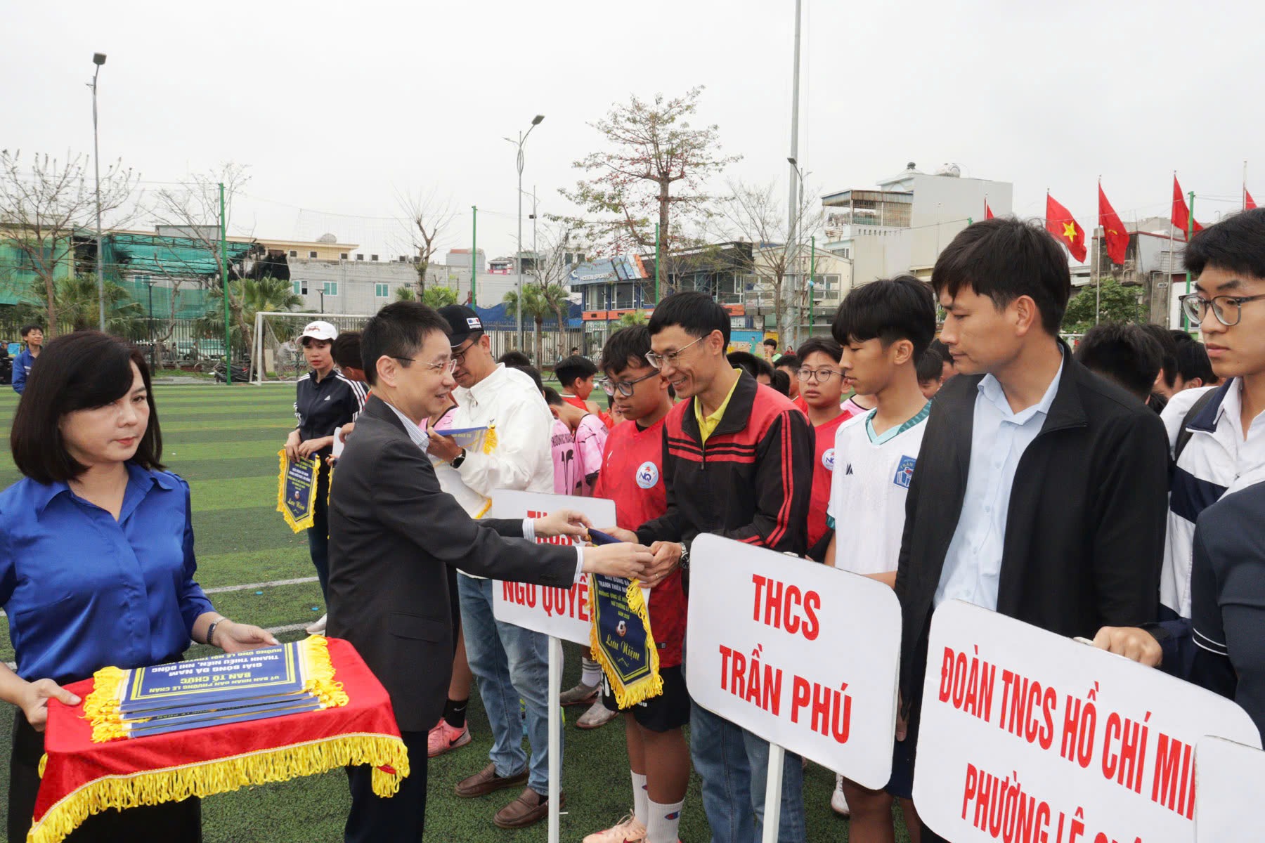 Trao Cờ lưu niệm cho c&aacute;c đội b&oacute;ng.