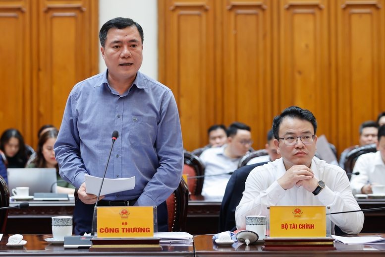 Đại diện c&aacute;c bộ, ng&agrave;nh ph&aacute;t biểu tại cuộc họp - Ảnh: VGP/Nhật Bắc