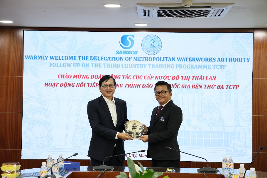 Tổng Gi&aacute;m đốc B&ugrave;i Thanh Giang đại diện SAWACO trao qu&agrave; kỷ niệm cho Trợ l&yacute; Cục trưởng Sutthisak Lapprasert của MWA